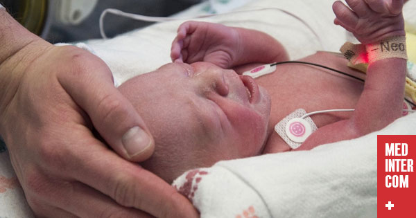 Впервые в США женщина родила ребенка после пересадки матки